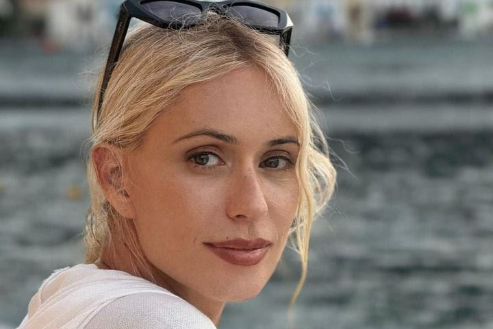Η Μαρία Μπακοδήμου με ολόσωμο μαγιό στα κύματα. «Πόσο καλοκαίρι αντέχεις;»