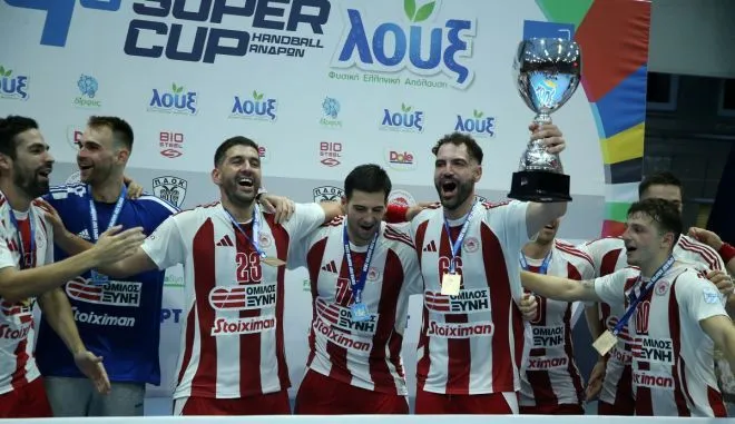 Η απονομή του Super Cup στον Ολυμπιακό