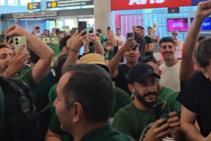 Παναθηναϊκός AKTOR: Αποθέωση για τον Σλούκα στην άφιξη της αποστολής στην Κύπρο
