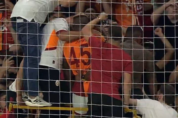 Σόου Όσιμεν στο ντεμπούτο του με την Γαλατάσαραϊ: Ανέβηκε στην εξέδρα και έγινε “ένα” με τους οπαδούς