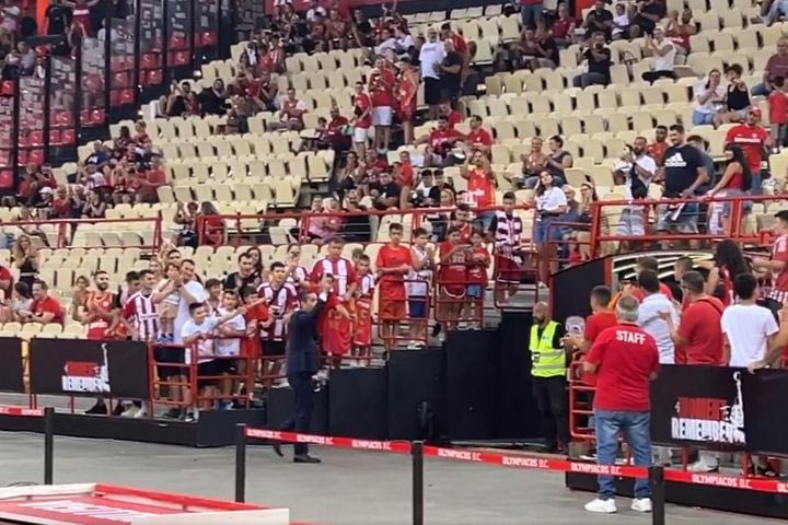 Ολυμπιακός: Ο Γιάννης Σφαιρόπουλος χειροκροτήθηκε θερμά στο ΣΕΦ