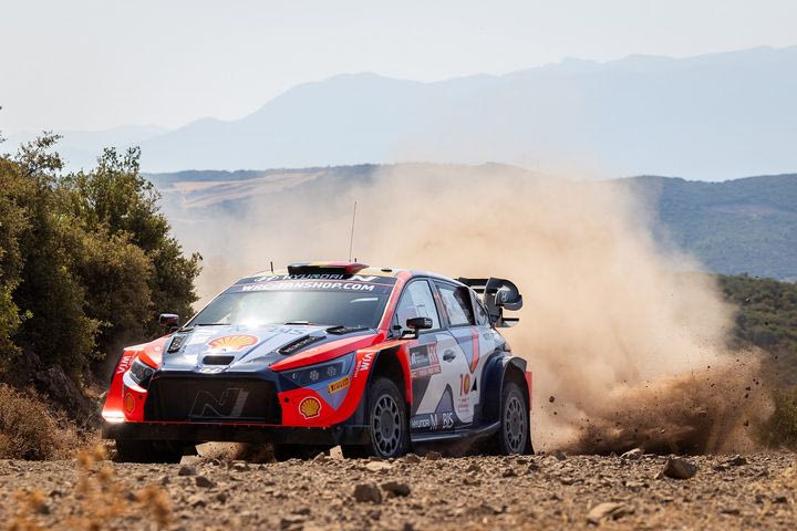 O Νεβίλ παραμένει άνετα επικεφαλής πριν το κλείσιμο της δεύτερης ημέρας με την Υπερειδική