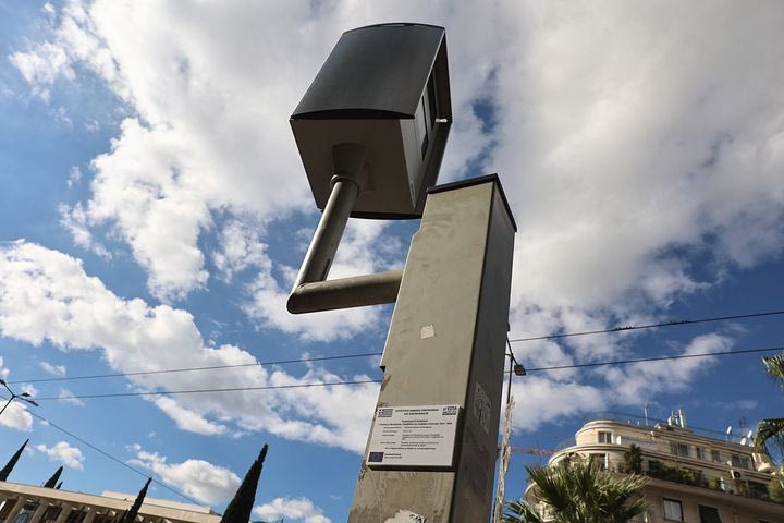 Σε αυτούς τους δρόμους της Αθήνας θα μπουν οι 1.000 νέες κάμερες – Με sms οι κλήσεις στους παραβάτες