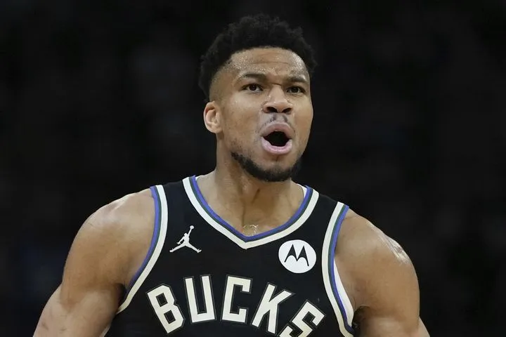 Μπουλντόζα ο Αντετοκούνμπο στο Τορόντο και μεγάλο διπλό για τους Μιλγουόκι Μπακς