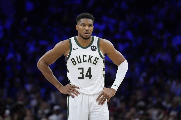 Αντετοκούνμπο και Γουεμπανιαμά πήραν τα πρώτα βραβεία της σεζόν στο NBA