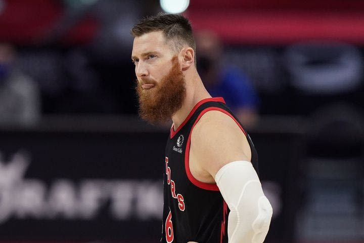 Ο Άρον Μπέινς αποσύρθηκε από τα παρκέ