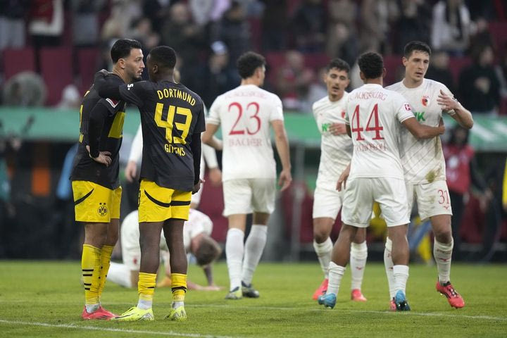 Bundesliga: Η Άουγκσμπουρκ του Γιαννούλη υπέταξε την Ντόρτμουντ, άσφαιρος ο ελληνικός εμφύλιος, πρώτη η Λειψία
