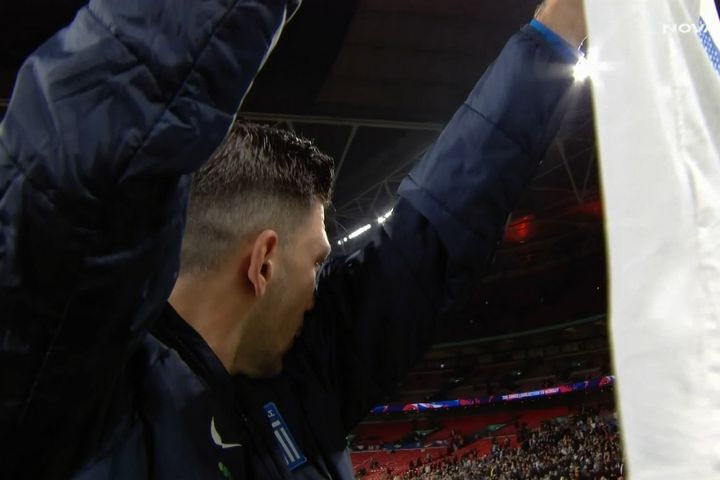 Αγγλία – Ελλάδα: Λύγισε ο Μπακασέτας στο φινάλε υψώνοντας τη φανέλα του Μπάλντοκ στον ουρανό του Γουέμπλεϊ