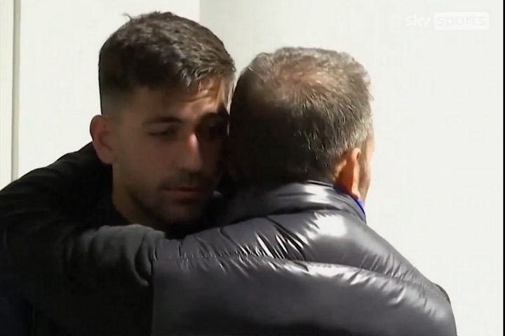 Εθνική Ελλάδας: Η στοργική αγκαλιά του Νικολαΐδη στον Μπακασέτα μετά τη νίκη στο Γουέμπλεϊ