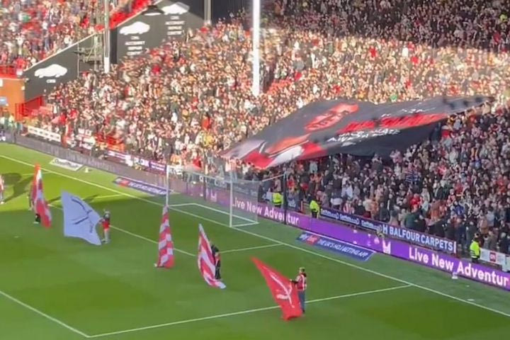 Μπάλντοκ: Ράγισαν καρδιές στο Μπράμαλ Λέιν για τον Starman, ενός λεπτού σιγή και όρκος νίκης πάνω από το στεφάνι του