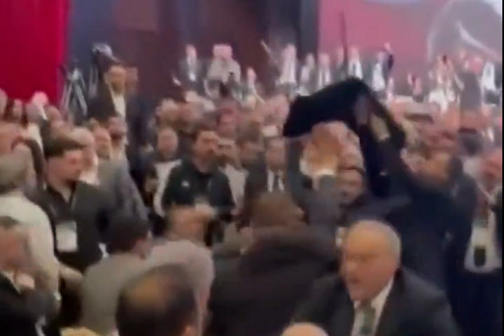 Τουρκία: Χάος επικράτησε στη γενική συνέλευση της Μπεσίκτας, τα εξαγριωμένα μέλη πιάστηκαν στα χέρια