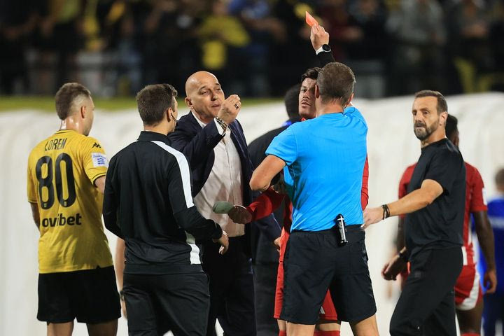Άρης – Ολυμπιακός: Έξαλλος ο Κοβάσεβιτς, αποβλήθηκε στο ημίχρονο για έντονες διαμαρτυρίες στον διαιτητή