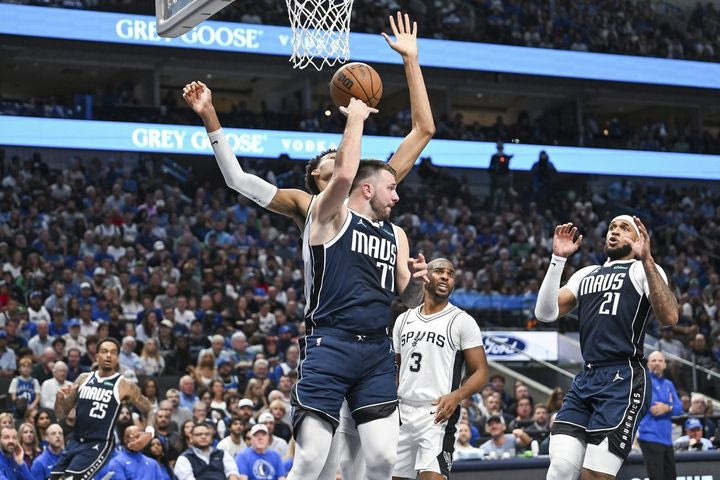 NBA: Η μαγική ασίστ του Λούκα Ντόντσιτς μπροστά στον Βικτόρ Γουεμπανιαμά στην κορυφή του Top-10