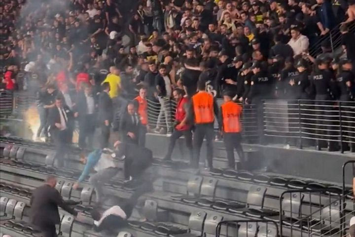 Συγκρούσεις μεταξύ οπαδών και αστυνομίας, καπνογόνο στο παρκέ και αναβολή στο Φενέρμπαχτσε – Μπεσίκτας για το FIBA Super Cup γυναικών