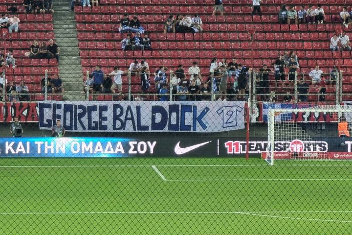 Ελλάδα – Ιρλανδία: Οι φίλαθλοι της Εθνικής τιμούν μέσω δύο πανό τη μνήμη του Μπάλντοκ στο “Γ. Καραϊσκάκης”