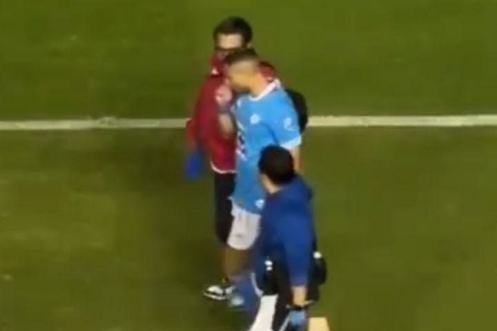 Ο Γιακουμάκης αποχώρησε τραυματίας από το ματς της Κρουζ Αζούλ και καταχειροκροτήθηκε