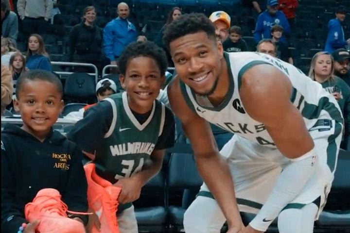 NBA: Ο Γιάννης Αντετοκούνμπο έδωσε τα παπούτσια του και την φανέλα του σε δύο αδέλφια και συμβούλευσε τον μεγάλο να προσέχει τον μικρό