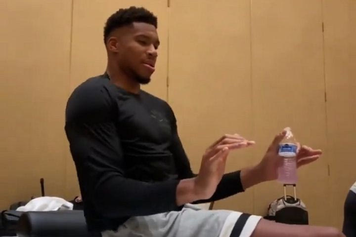 Γιάννης Αντετοκούνμπο: Ο Greek Freak ζεσταίνεται για τη νέα σεζόν χορεύοντας υπό τους ήχους βραζιλιάνικου τραγουδιού