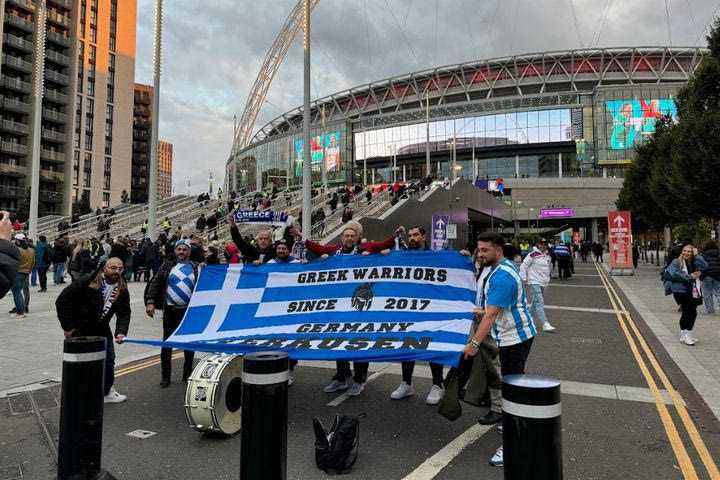 Το SPORT24 έξω από το Γουέμπλεϊ: Έλληνες οπαδοί δίνουν τον ρυθμό
