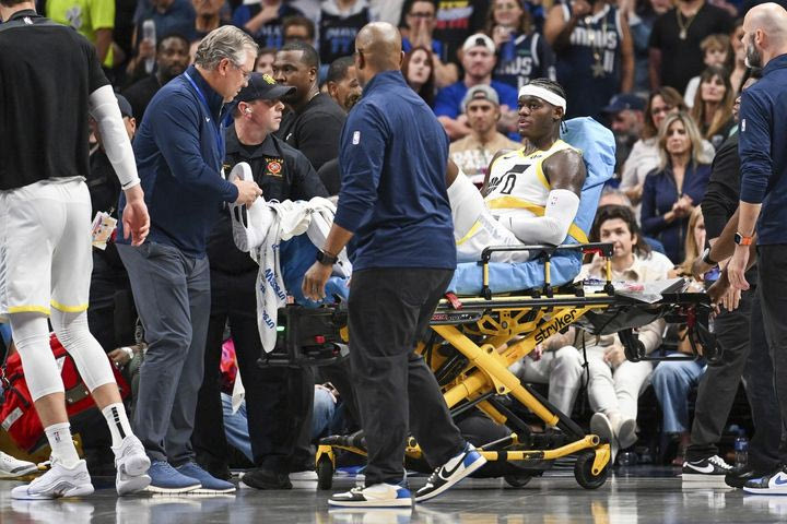 NBA: Σοκαριστικός τραυματισμός για τον Χέντρικς των Τζαζ, έσπασε το πόδι του στον αγώνα με τους Μάβερικς