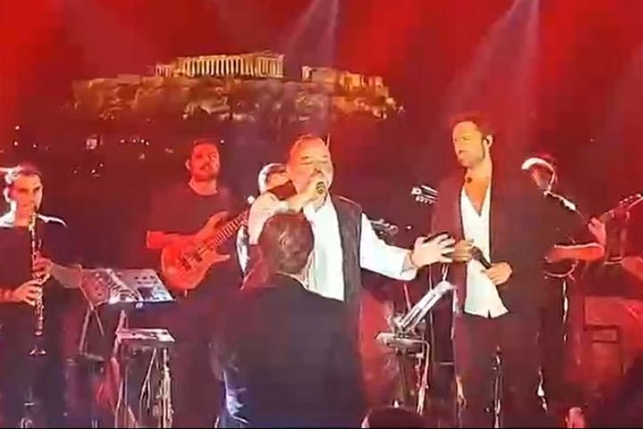 Ο Μάριος Ηλιόπουλος τραγούδησε το “Αγάπα με” μαζί με τον Αργυρό στο πάρτι για τα γενέθλιά του