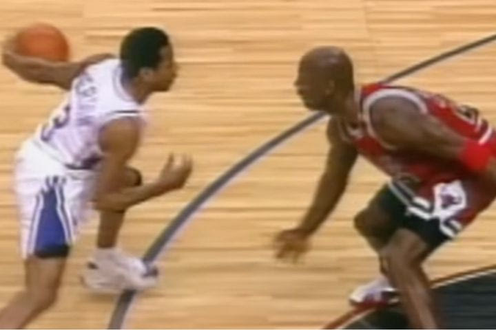 Σε δημοπρασία η φανέλα που φορούσε ο Τζόρνταν όταν δέχθηκε την ιστορική crossover ντρίμπλα από τον Άιβερσον – Οι προσφορές ξεκινούν από 4 εκατ. δολάρια