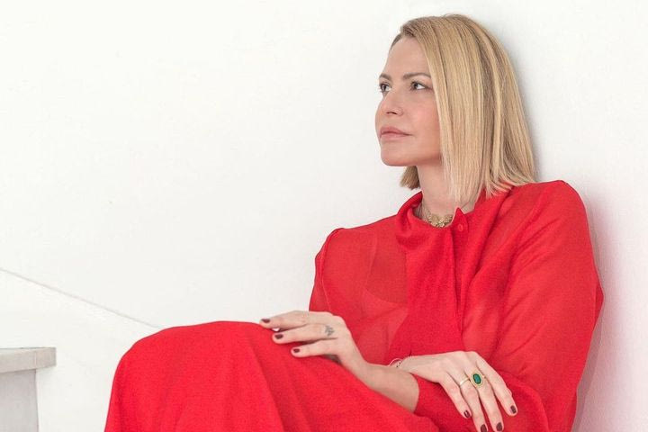 Τζένη Μπαλατσινού: Με λευκό μπικίνι στην Κίμωλο