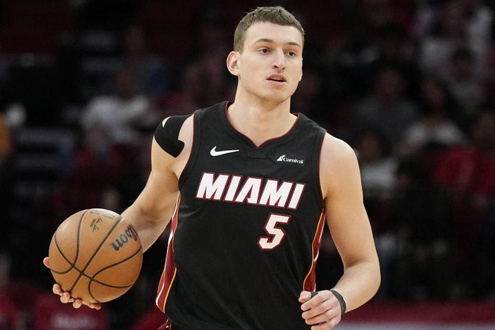 NBA: Οι Μαϊάμι Χιτ εξάσκησαν την team option στο συμβόλαιο του Νίκολα Γιόβιτς για τη σεζόν 2025/26