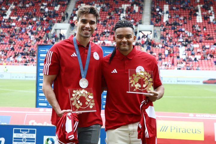 Καραλής και Χρήστου βραβεύτηκαν πριν από τη σέντρα του Ολυμπιακός – Λεβαδειακός για τα μετάλλια στους Ολυμπιακούς Αγώνες