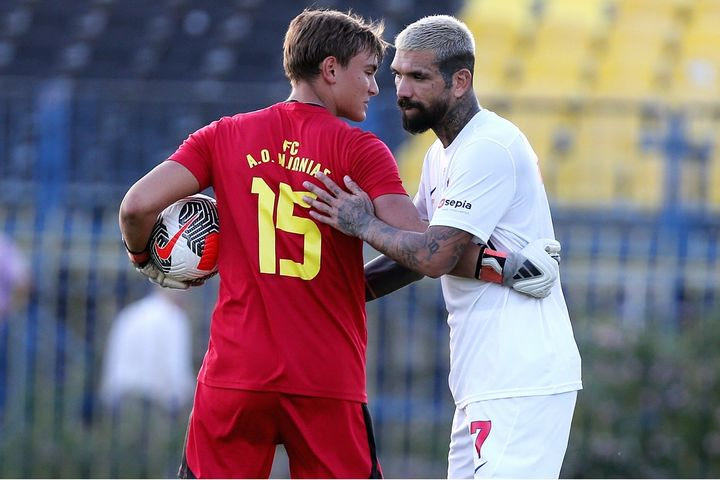 Το fair play της σεζόν στο Νέα Ιωνία – Πανιώνιος: “Μπράβο” από Κολοβό στον αντίπαλο κίπερ που του έπιασε δύο πέναλτι
