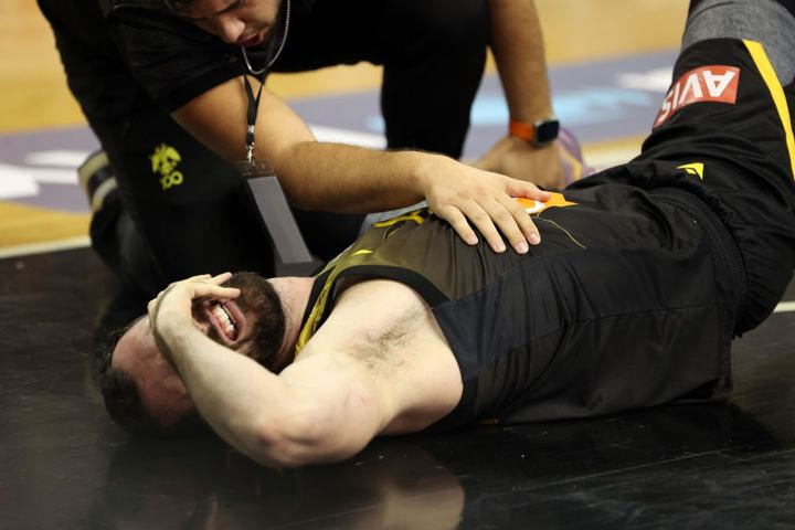 ΠΑΟΚ – ΑΕΚ Betsson: Ο Κουζέλογλου αποχώρησε υποβασταζόμενος από το παρκέ