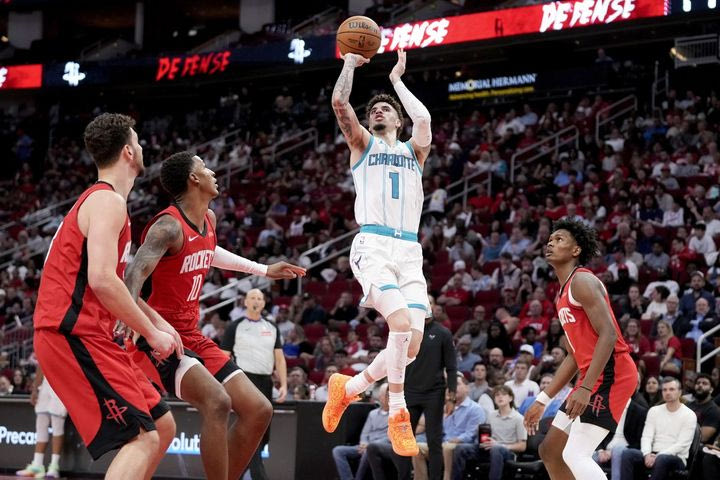 NBA: Σόου ΛαΜέλο Μπολ στο Χιούστον με 34αρα, νίκη των Χόρνετς με 110-105 με ανατροπή από το -18