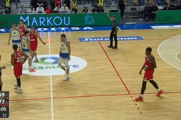 Καρδίτσα – Ολυμπιακός: Τα είπαν σε έντονο ύφος Λαρεντζάκης και Ράιτ, αντικαταστάθηκαν από τον Μπαρτζώκα