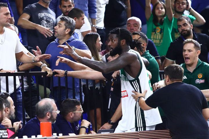 Παναθηναϊκός AKTOR – Ολυμπιακός: Ένταση ανάμεσα σε Λεσόρ και οπαδούς πίσω από τον πάγκο των πρασίνων, λίγο πριν από το φινάλε
