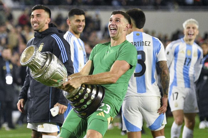 Εθνική Αργεντινής: Ο Εμιλιάνο Μαρτίνες το έκανε ξανά, πανηγύρισε προκλητικά με αντίγραφο του τροπαίου του Copa America