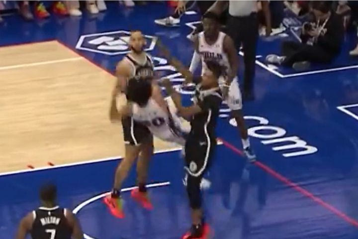 NBA, Σίξερς: Τρομάρα με ΜακΚέιν, έπεσε άτσαλα στο παρκέ και διακομίστηκε στο νοσοκομείο