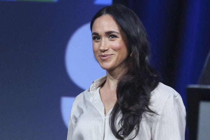 H Meghan Markle με σέξι ντεκολτέ και κόκκινο φόρεμα