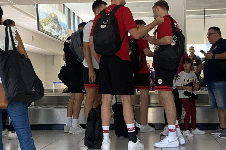 Ολυμπιακός: Ο δεμένος αστράγαλος του Μιλουτίνοβ σε στιγμιότυπο από την άφιξη των ερυθρόλευκων στη Ρόδο