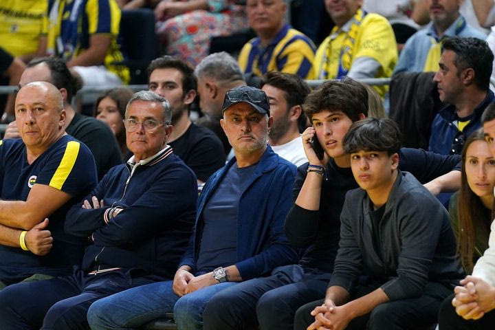 Φενέρμπαχτσε – Ολυμπιακός: Ο Μουρίνιο έδωσε το “παρών” στην πρεμιέρα της EuroLeague