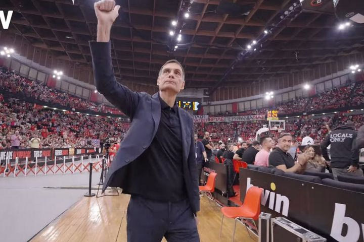 Ολυμπιακός: Η αποθέωση στον Μπαρτζώκα και η έκρηξη του ΣΕΦ στο εντυπωσιακό κάρφωμα του ΜακΚίσικ