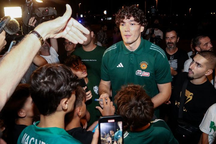 Παναθηναϊκός AKTOR: Ο Τσεντί Οσμάν χάρισε αυτόγραφα στους φίλους των πράσινων που τον υποδέχθηκαν στο “Ελ. Βενιζέλος”