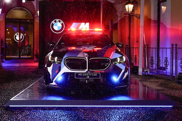 Ντεμπούτο για την υβριδική BMW M5 ως Αυτοκίνητο Ασφαλείας στο MotoGP: Αποκαλυπτήρια με τον Βαλεντίνο Ρόσι