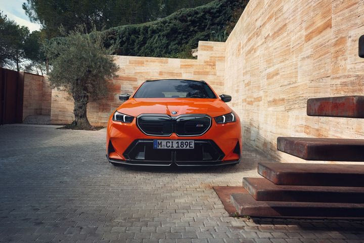 Τα αξεσουάρ BMW M Performance κάνουν ακόμα και την Touring BMW M5 ιδιαίτερα προκλητική