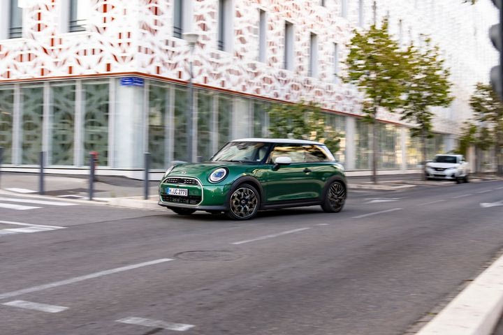 Με το Mini η διασκέδαση δεν περιορίζεται στην οδήγηση – Τα παιχνίδια στην οθόνη κάνουν διασκεδαστικές και τις στάσεις