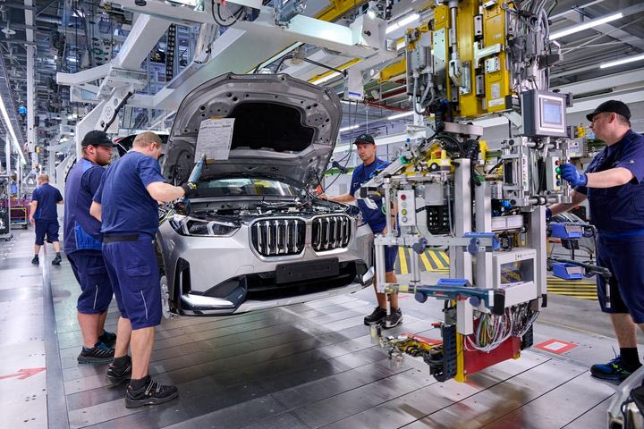 Μετά τα αυτοκίνητα, η BMW βλέπει να βραβεύονται και τα εργοστάσιά της