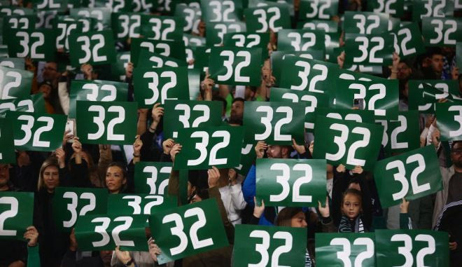 Οι οπαδοί του Παναθηναϊκού και της Τσέλσι κράτησαν χαρτιά με το 32 για τον Μπάλντοκ