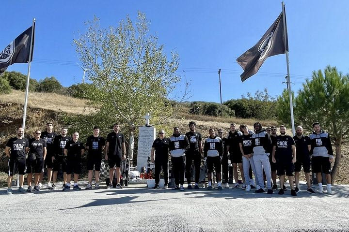Η αποστολή του ΠΑΟΚ απέτισε φόρο τιμής στο μνημείο των θυμάτων του δυστυχήματος των Τεμπών