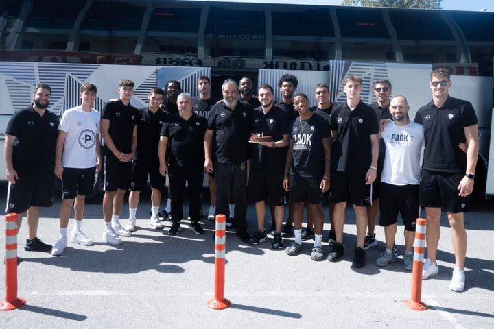 Ο ΠΑΟΚ δεν ξέχασε τα γενέθλια του Κώστα Παπαδάκη και του ετοίμασε τούρτα