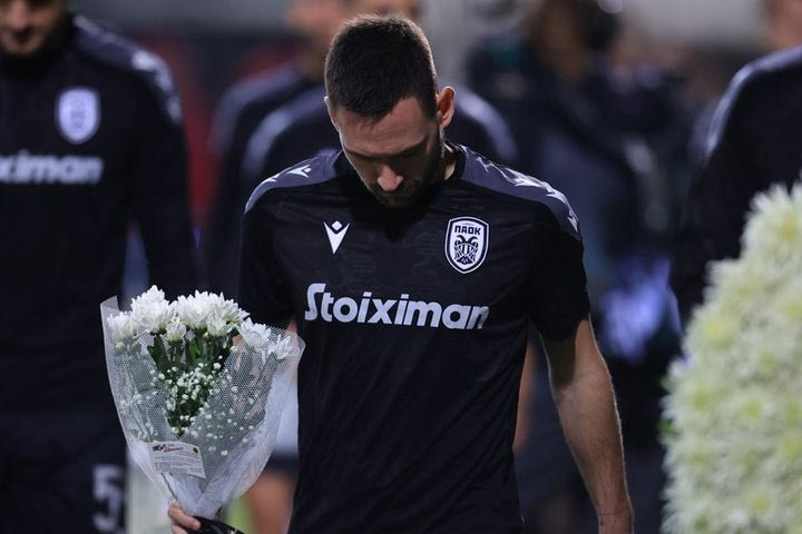 ΠΑΟΚ – Στεάουα: Οι παίκτες του Δικεφάλου κατέθεσαν στεφάνια στο πανό για τα θύματα του δυστυχήματος των Τεμπών