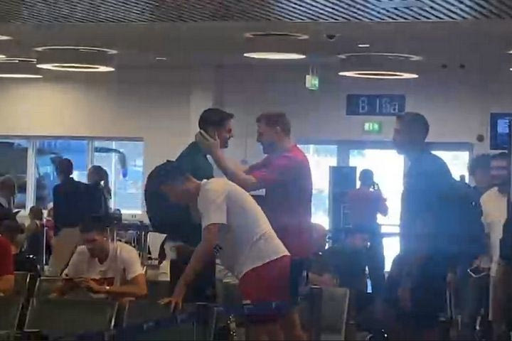 Stoiximan Super Cup: Η εγκάρδια αγκαλιά Παπαπέτρου – Βεζένκοβ πριν από την πτήση για Ρόδο